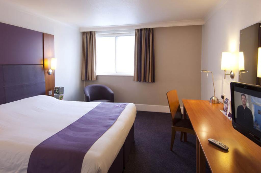 Premier Inn London Gatwick Airport South - London Road Crawley (West Sussex) Exterior foto