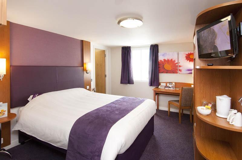 Premier Inn London Gatwick Airport South - London Road Crawley (West Sussex) Exterior foto