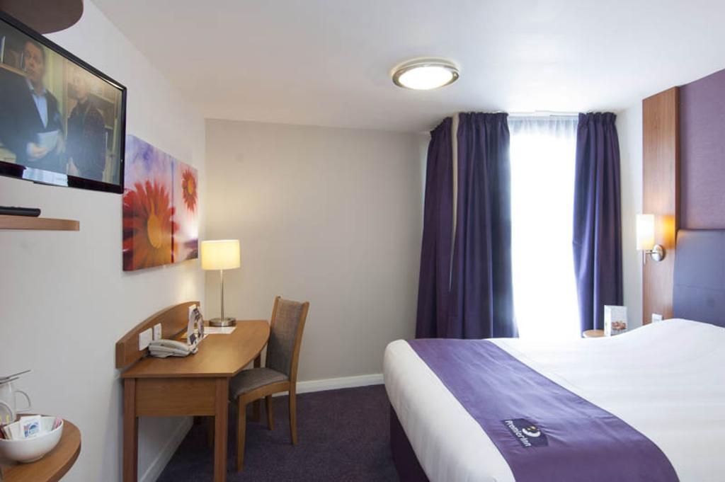 Premier Inn London Gatwick Airport South - London Road Crawley (West Sussex) Exterior foto